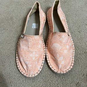 Size 7 peach and white Havaianas